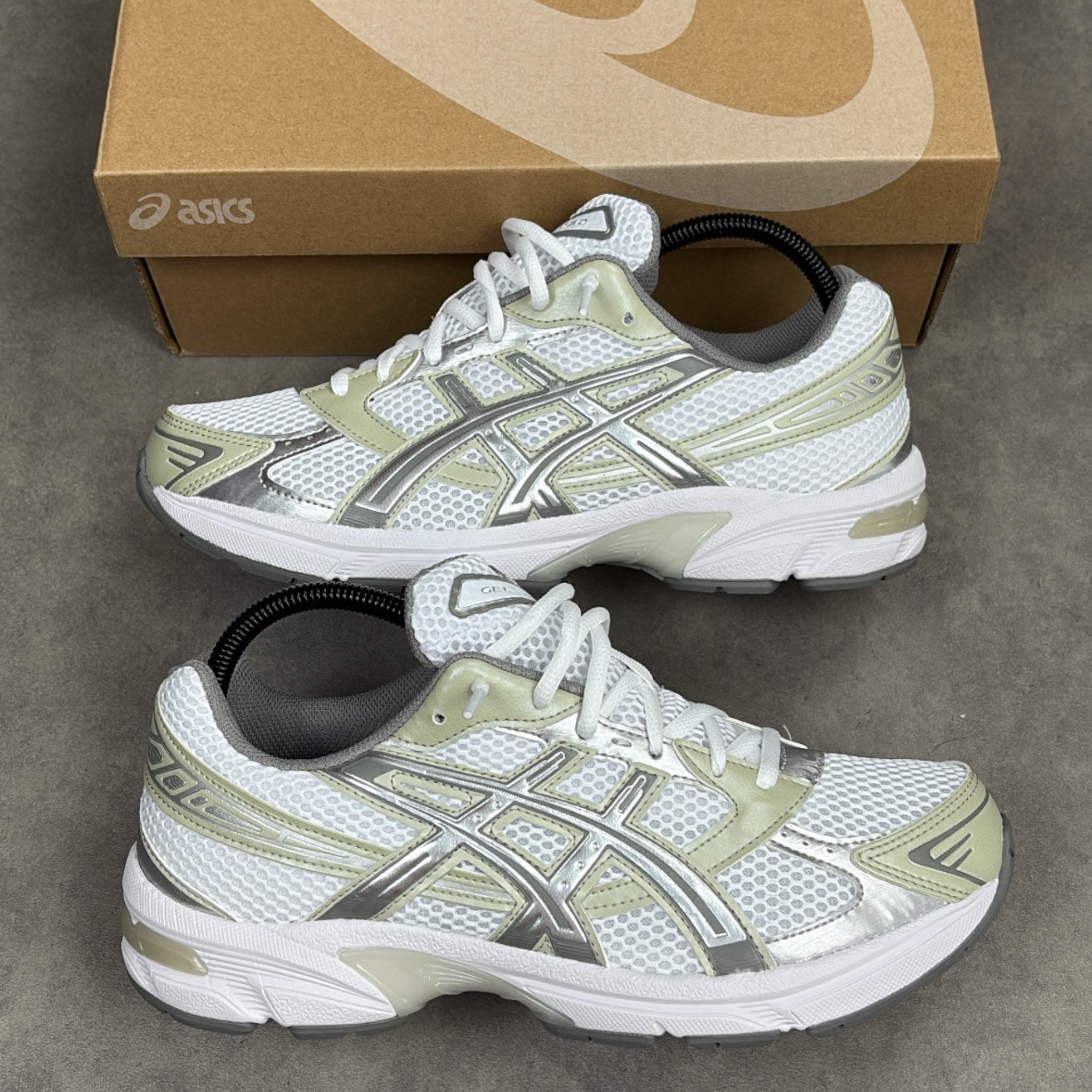 Gel 1130 White Dried Leaf Green (W)